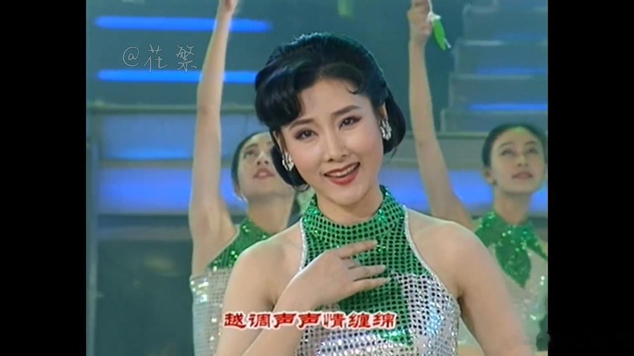 笑死，何赛飞也是好起来了，也是能被人挑骨相欠佳，脸型不流畅，朝天鼻了。哦，还有一