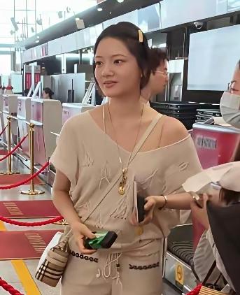 明星裸妆出街
没有偶像包袱的任敏
很有邻家妹妹的感觉
出演的电视剧
大家都质疑她