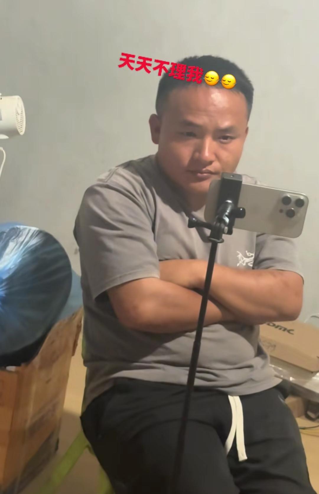 网络主播小胖墩呀，
最近烦心事不少，
在老挝盖的楼房，
进度缓慢，远低于预期，