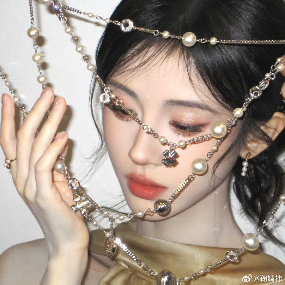 香槟金绸缎裹身✨珍珠链缠绕神颜！鞠婧祎撕拉片每一帧都是女娲炫技现场，这波美颜暴击