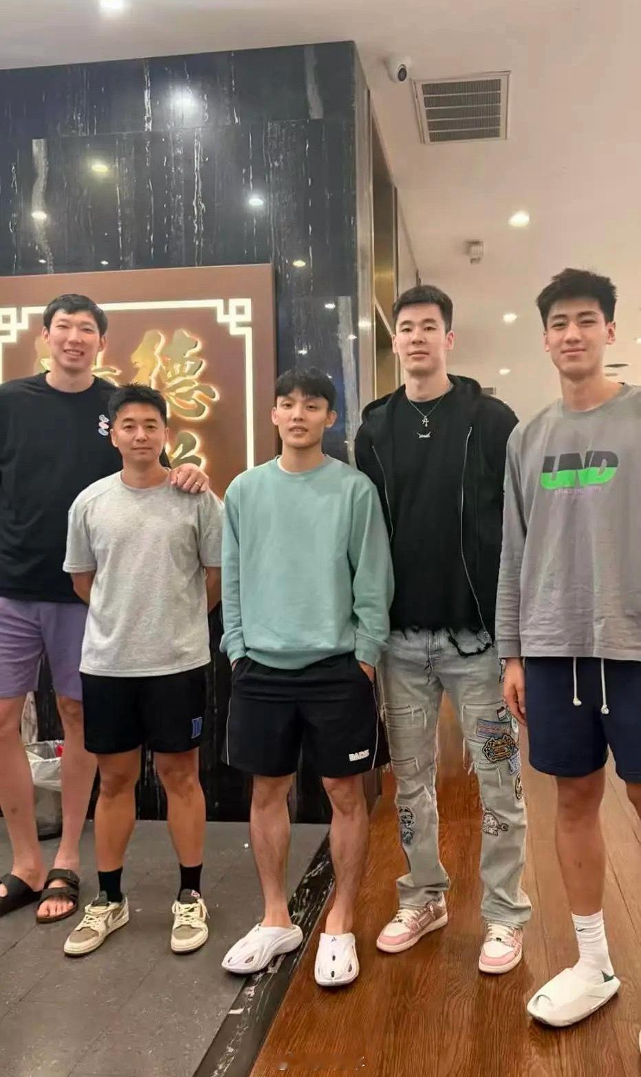 在美特训的徐杰跟周琦、郭昊文、刘金雨等CBA球员聚餐。徐杰hll