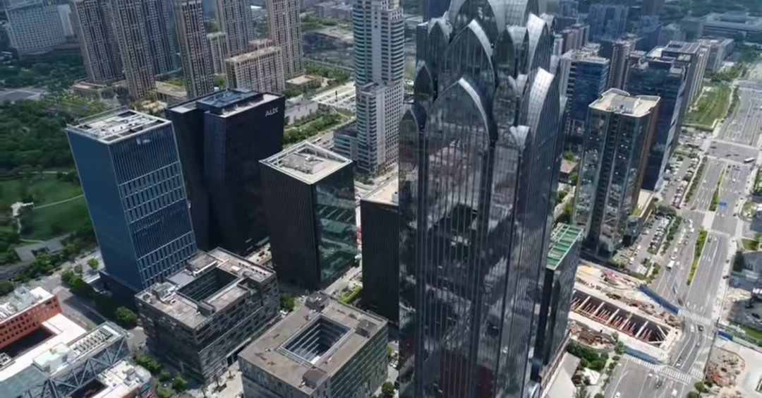 宁波短剧赛道全面升温腾讯视频短剧创作之夜 航拍镜头下的宁波，是天然的竖屏片场。老