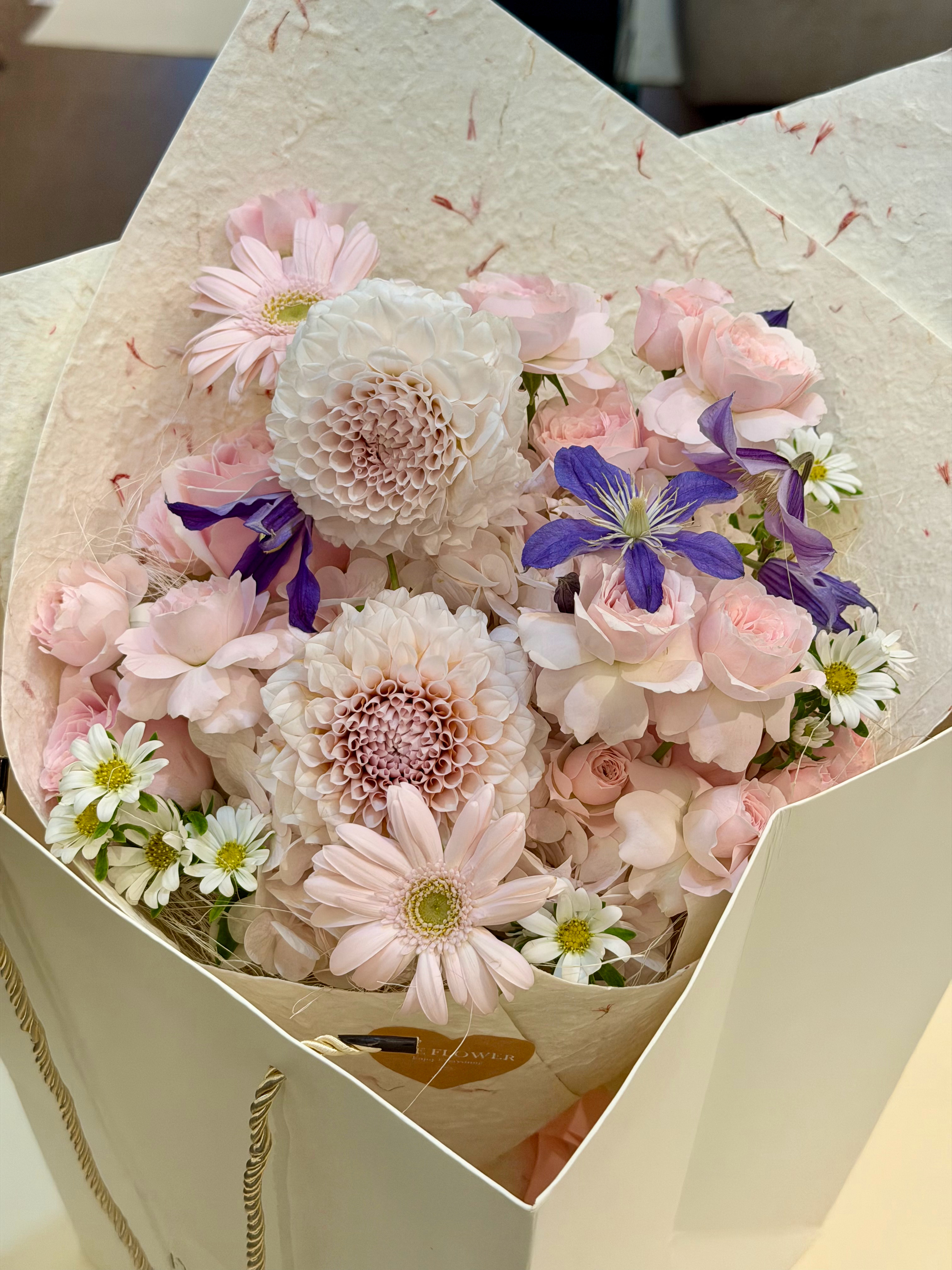 小秘人还没到，花先到