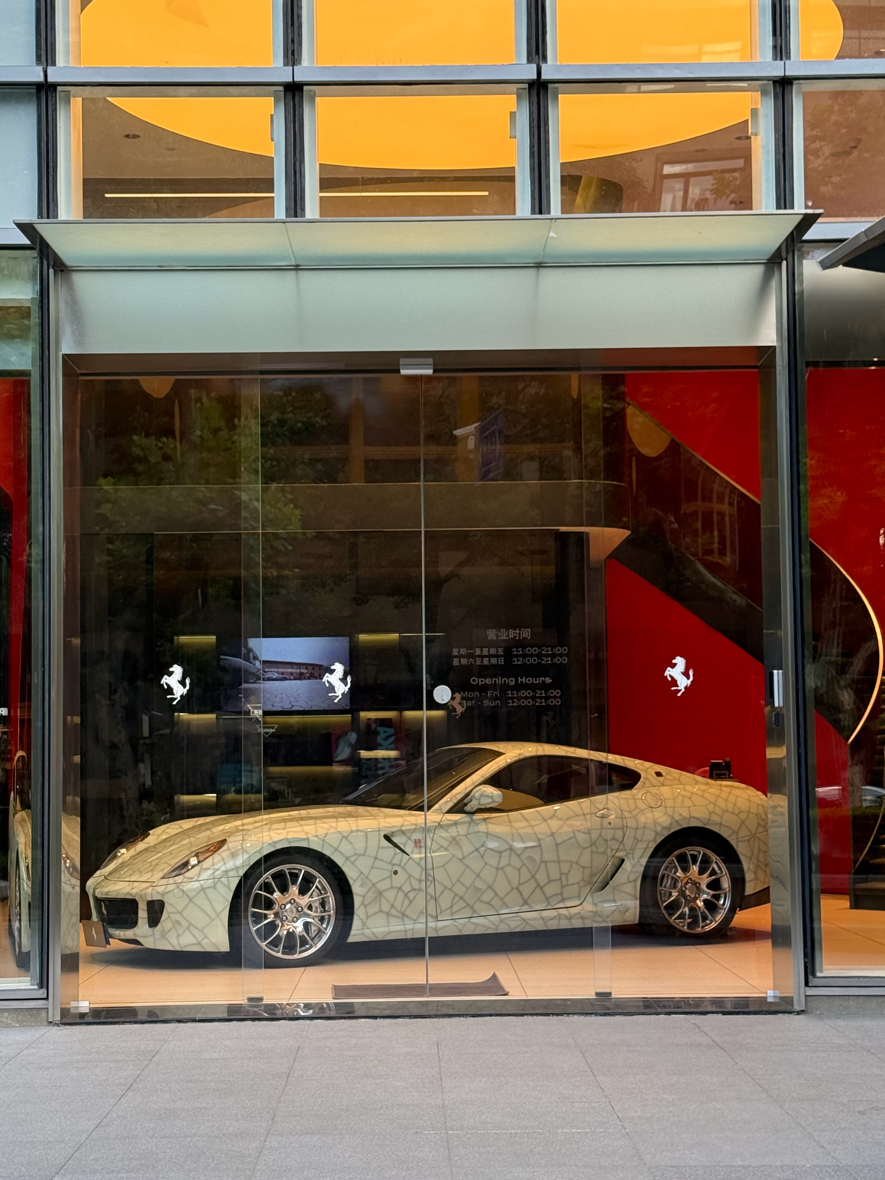 逛街偶遇“茶叶蛋”。2012年，中国艺术家卢昊与法拉利合作，以**599 GTB