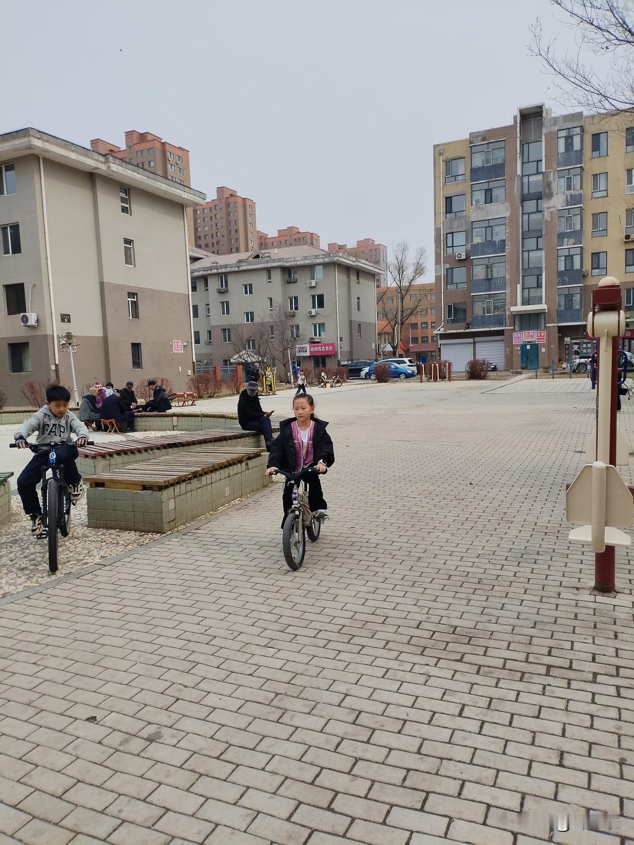 飙车记
车轮飞转飙狂风，
少男少女赛苑庭。
燕语莺声不服气，
请续句……
（异军