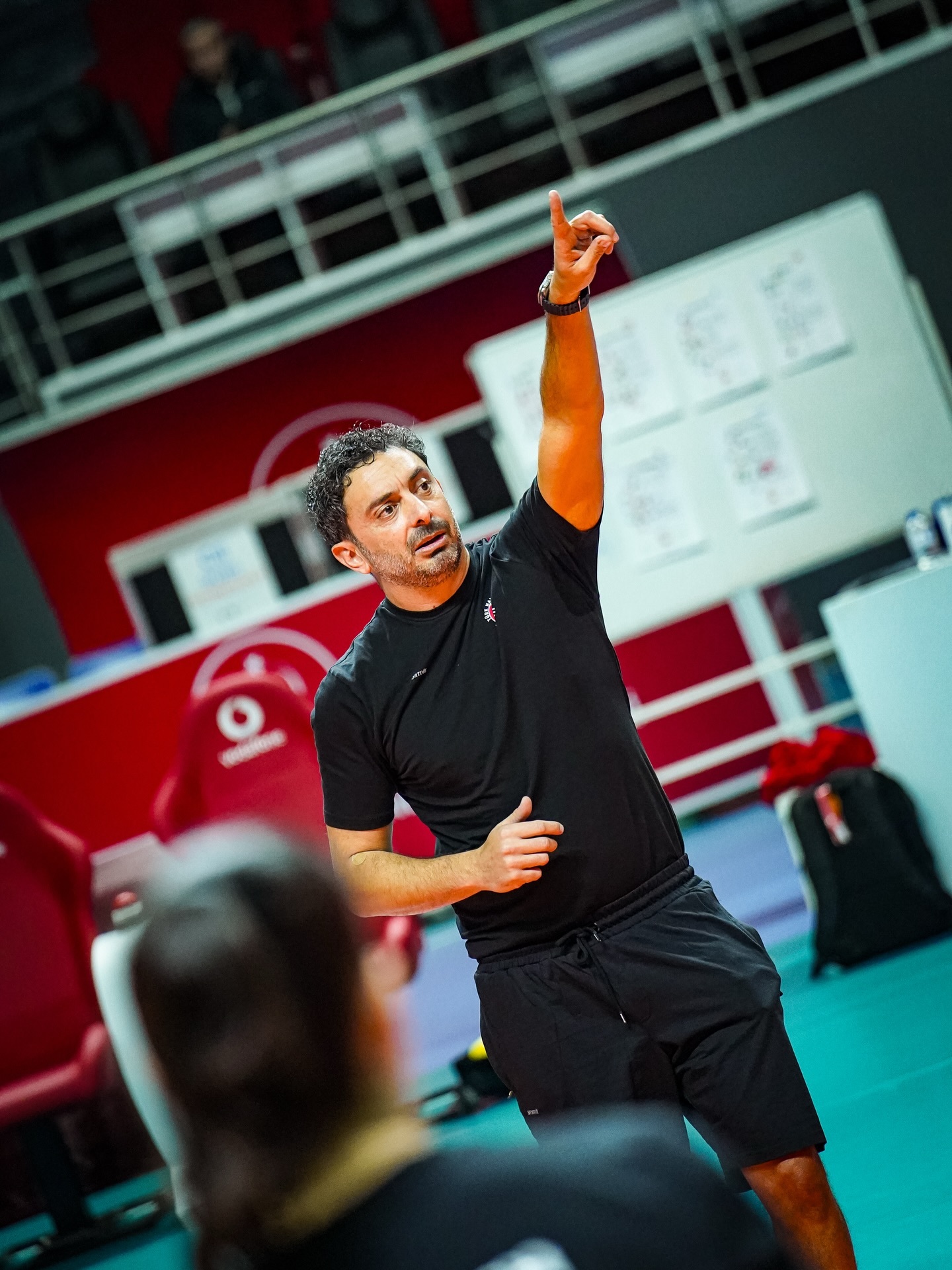 在主教练马赞蒂的带领下，土耳其航空女排在积极备战与银行队的比赛！ 