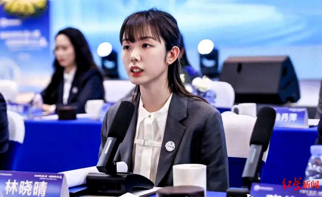 28岁就突任成都路桥董事长，11月3日又成功续任3年。成都路桥只是一家上市民企，