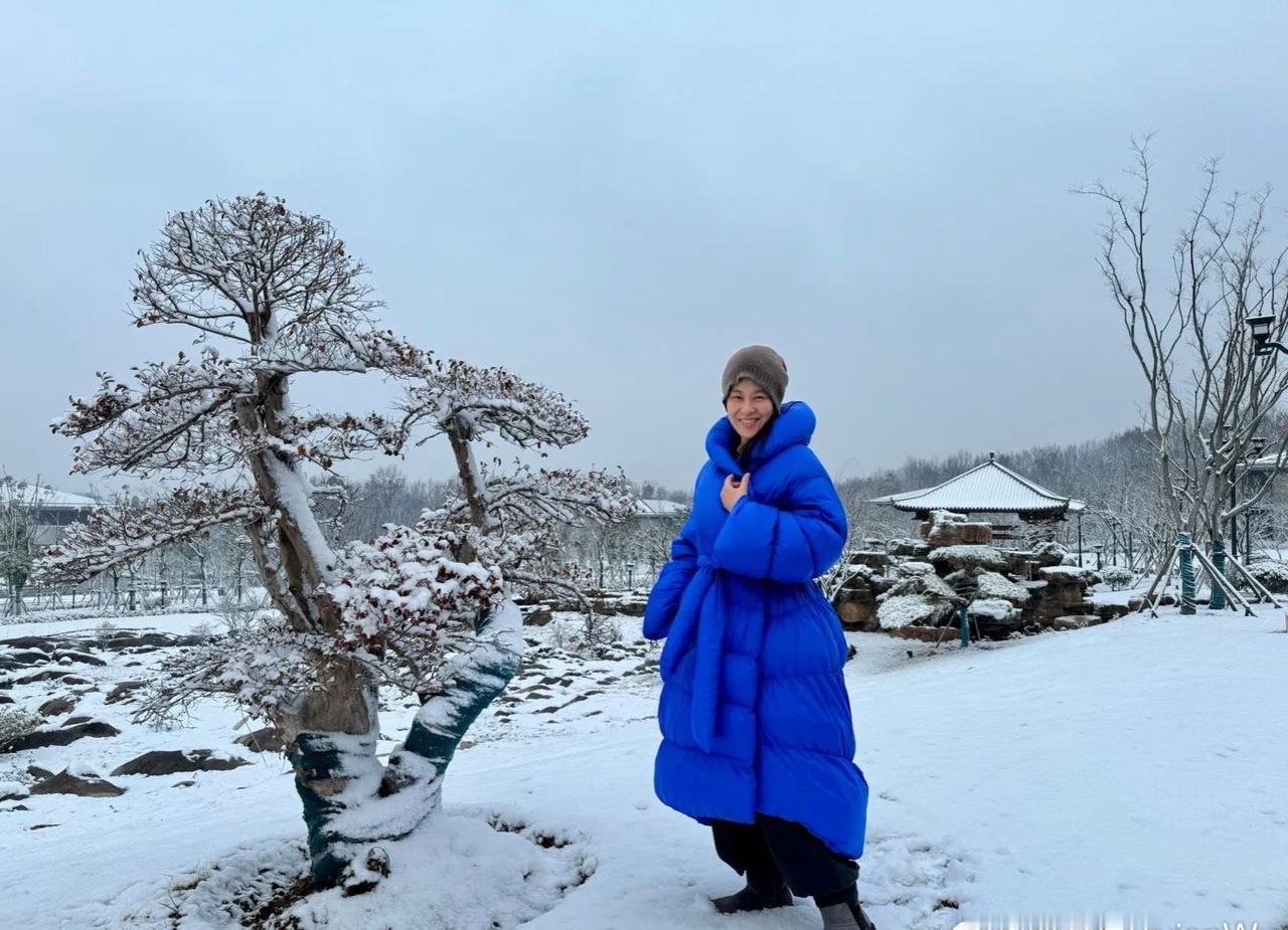 演员邬君梅晒淮南雪景，身穿一袭蓝色长款羽绒服保暖又时尚。邬君梅，实力派女演员，5