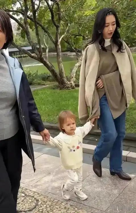 王鸥素颜在公园带娃被偶遇，穿几十块的衣服陪老妈孩子，烟火气比精修图真实多了 