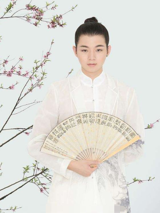 新恋情曝光伴随事业重启，法律还其清白后，有人为才华买单，有人存私德质疑，复出之路