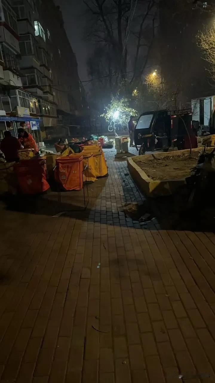 我问了一下，干驿站的朋友，这个双十一你们开心吗？
回答是完全否定，不是只身体累，