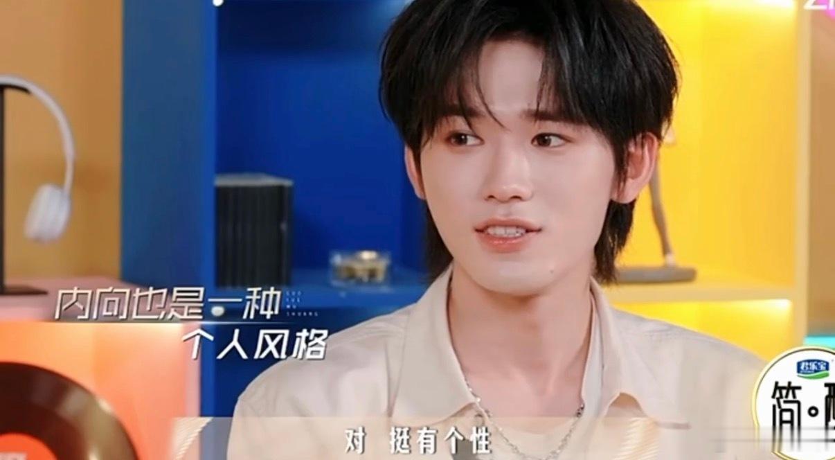 宋亚轩销冠是这样有底气的 李飞能被宋亚轩认可不是没道理！节目里宋亚轩透露，老板严