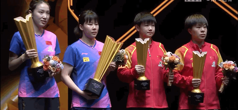 wtt女双颁奖细节很好品
我发现了这3点

1、冠亚拍完照，该亚军离场，留冠军单