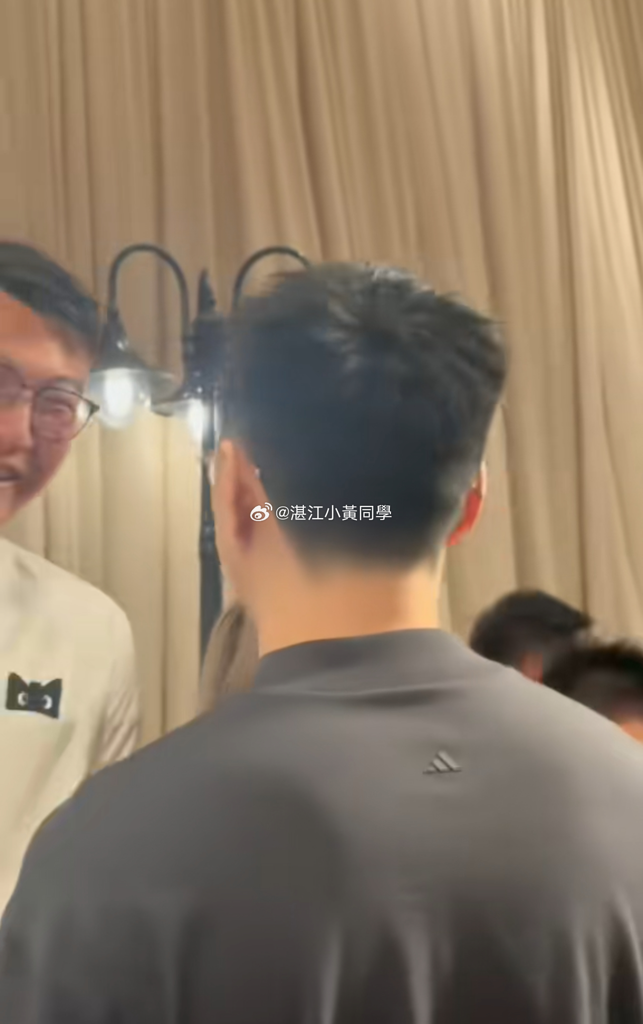 吴前结婚 给个帅气后脑勺给你们猜吧，看看得出是谁去参加吴前婚礼？参加完前哥的，还