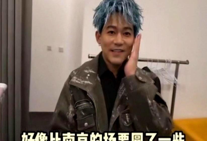 苏醒吃了几天韩国烤肉又吃两天重庆火锅，上台前脸有点圆了，苏醒：没关系，我的团队非