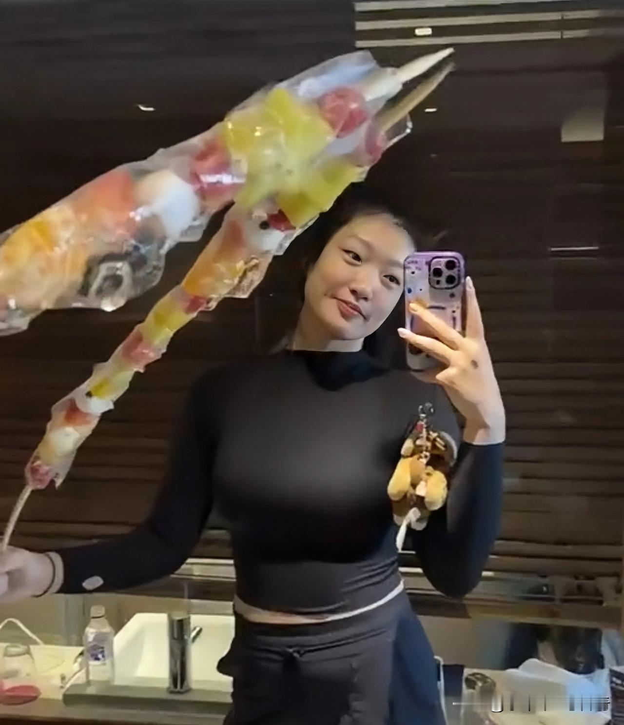 中国女篮球员李梦晒出了自己的日常照片，她配文写到：“有人弃我如杂草有人惜我如珍宝