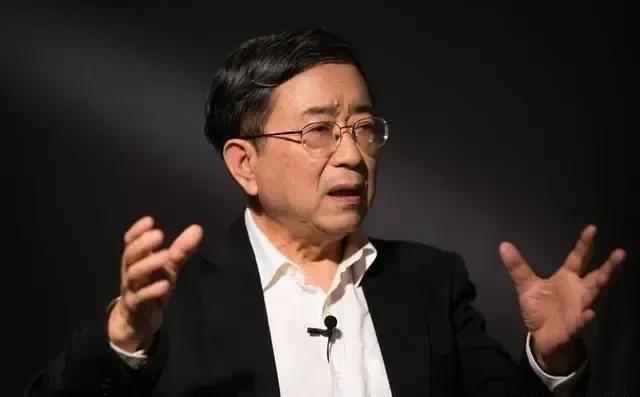 1990年，有7家知名出版社邀请余秋雨出版作品，他却被一家小社诚恳打动，文稿交给