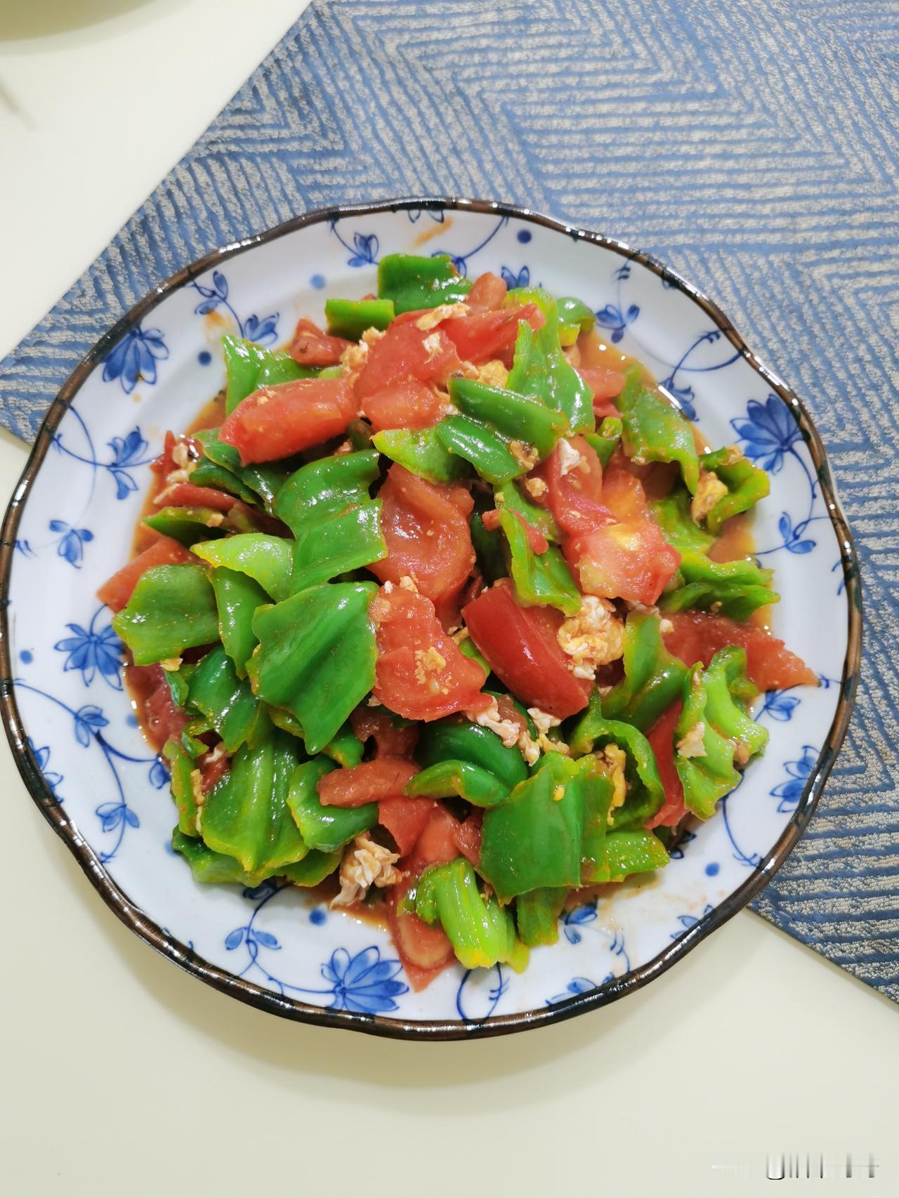 食堂告示写着：杜绝浪费，剩菜超过二两罚款。
今天我打饭没吃完，被管理员拦下。
管