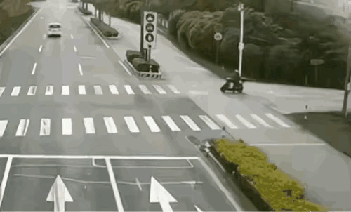 看到网络上的一段视频，小白车行驶在中间车道，突然就越过右侧车道右拐，让满载钢卷材