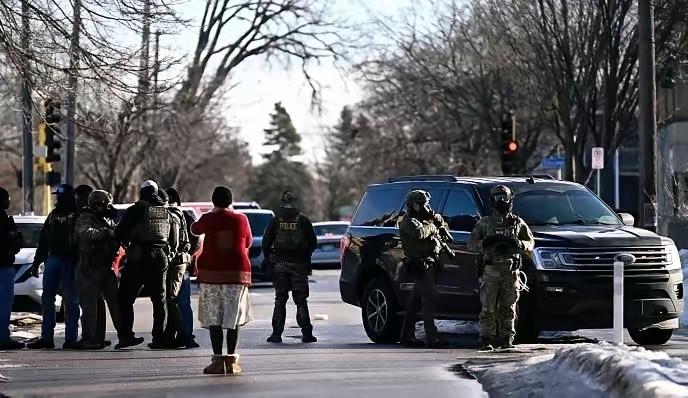 北美懦夫这词彻底火透了，精准戳中当下美国的窝囊与荒诞！号称人均持枪的超级大国，民