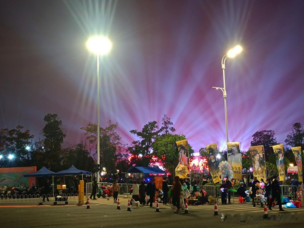 听到超级喜欢听的几首老歌!
看到精彩的无人机庆生表演!
这个夜晚，一词形容: n