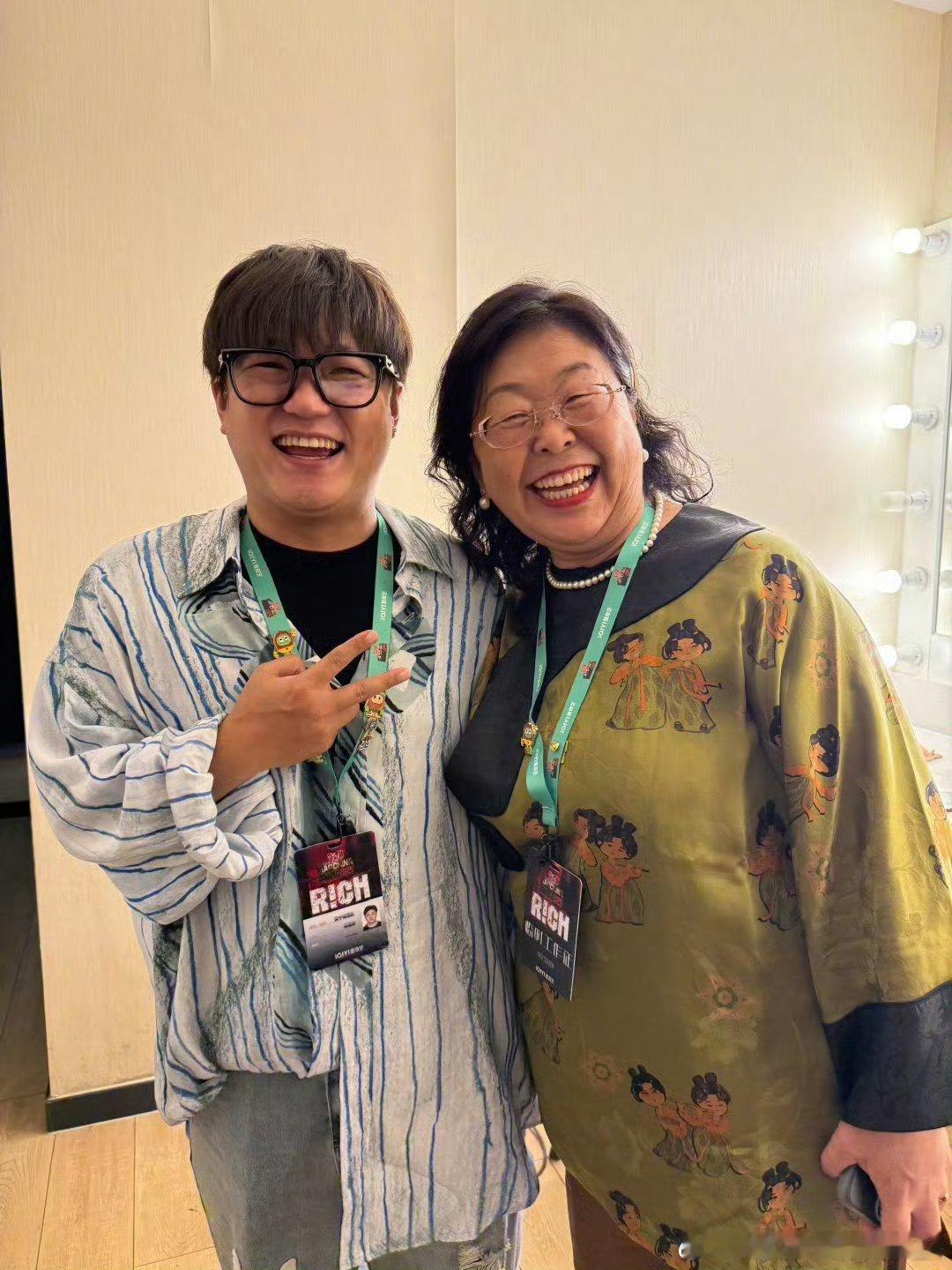杜海涛妈妈 追星人生赢家新说唱2025赛后还能和各位制作人贴贴合照，嗨成那样，跟