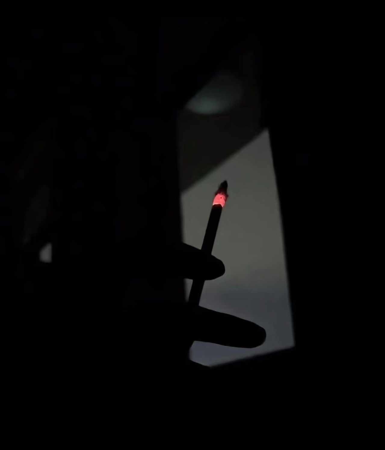 网友质疑美宜佳有自己的卷烟厂以前朋友在美宜家买了几次烟抽了一只感觉不对劲，告诉老