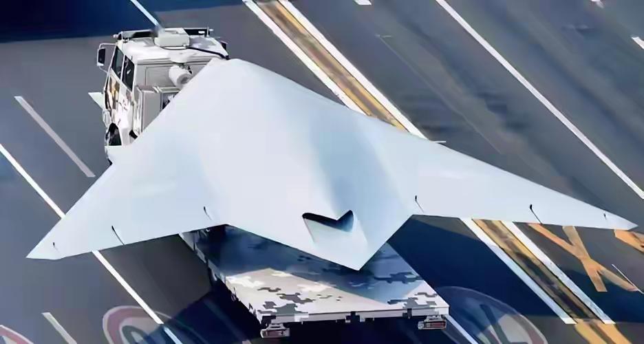 攻击-11隐身无人机正式服役，成为全球首款实战化部署的飞翼式隐身无人作战平台。其