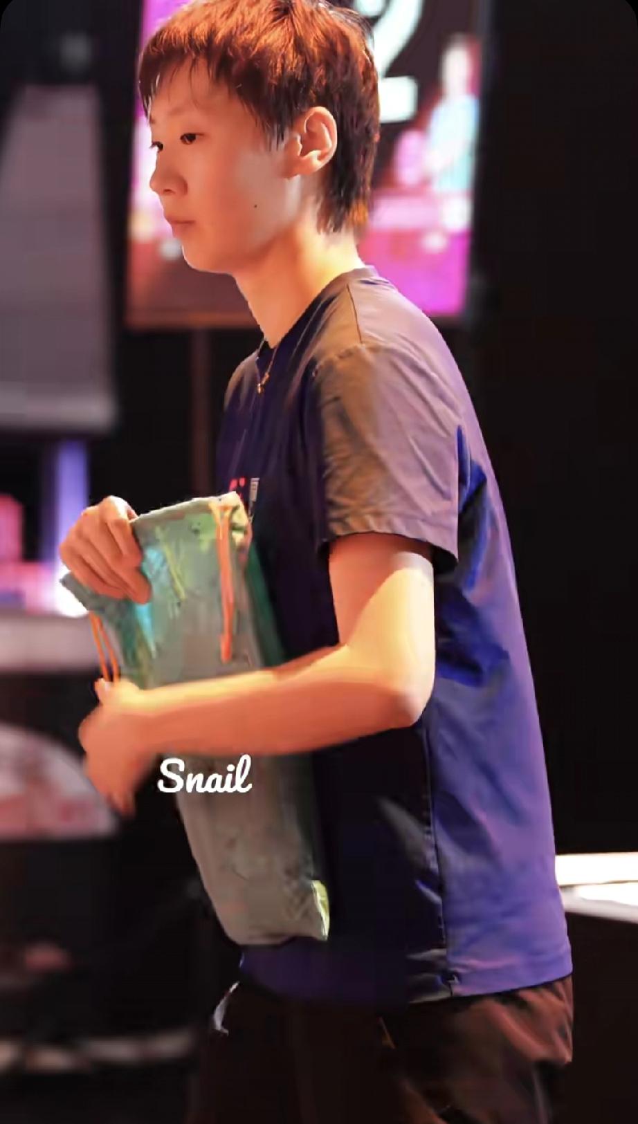 WTT新加坡大满贯，与申裕斌进行女单1/8决赛前，王曼昱在候场区拿着球拍和衣服自