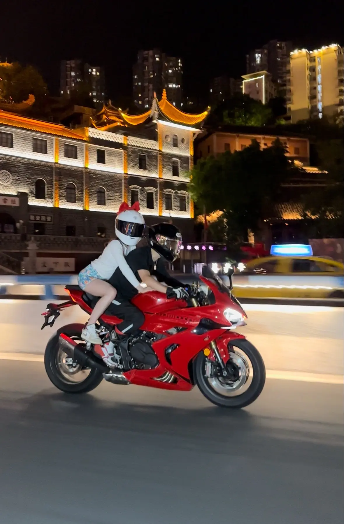 迎着江风体验了山城机车，感受了洪崖洞璀璨灯火🌉去了十八梯看了不一样的...