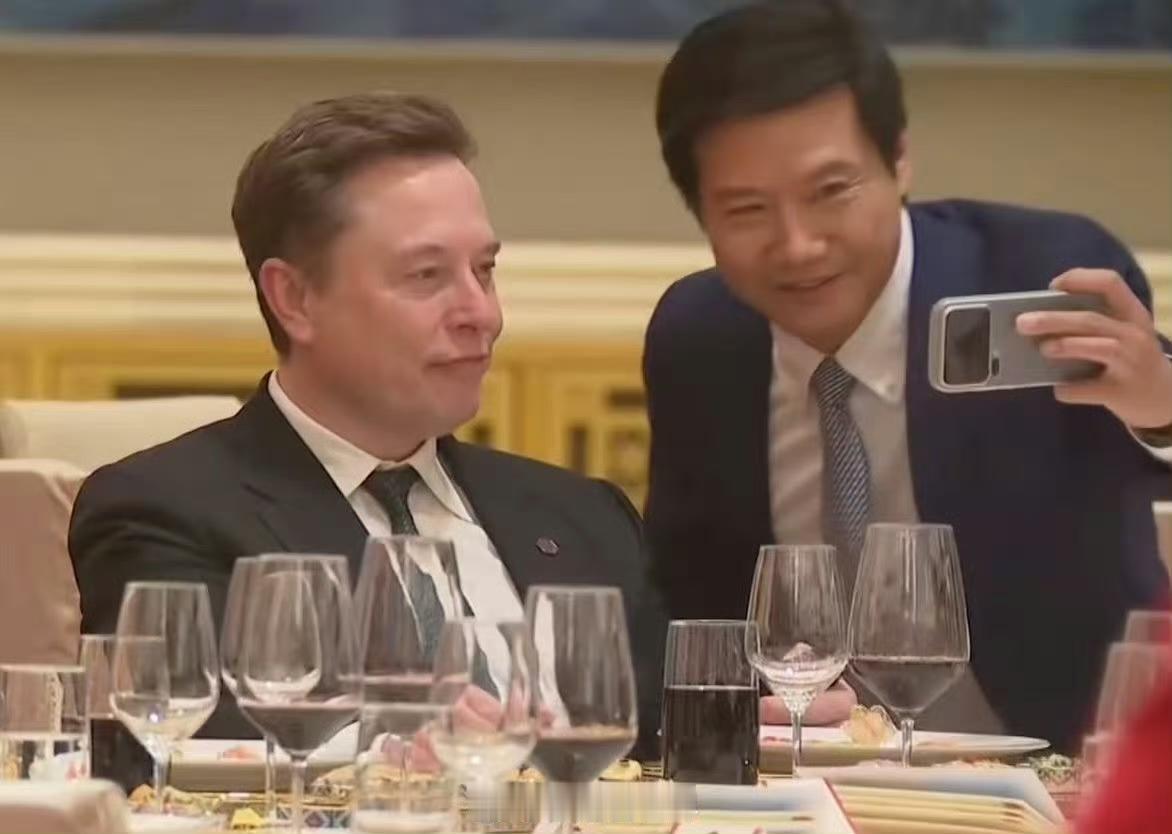 欢迎晚宴开始前，雷军和马斯克合影自拍🤳