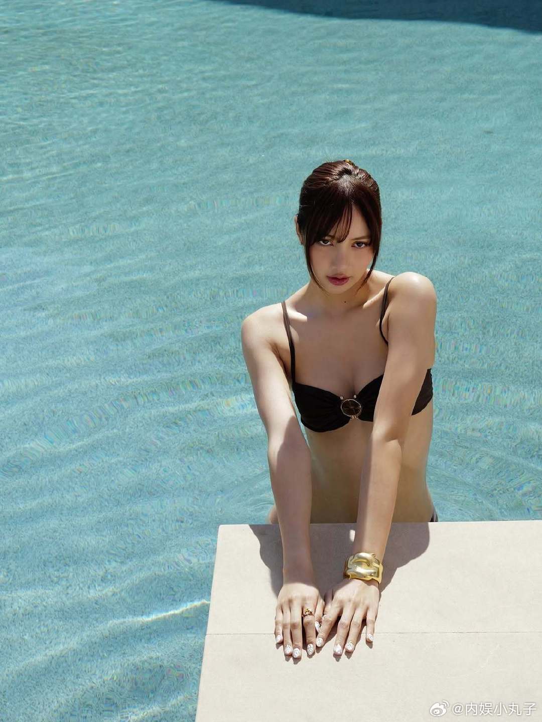Lisa比基尼泳池照 Lisa比基尼泳池照，好美啊～Lisa晒新纹身BABY