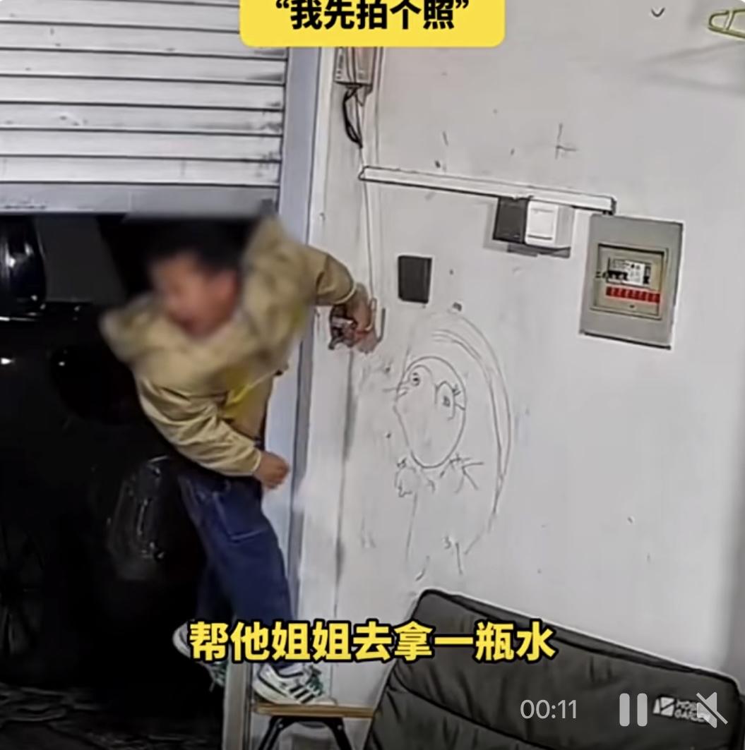 这能让孩子长记性。
近日，江苏常州一男子分享了5岁儿子被车库卷帘门钩起悬空的视频