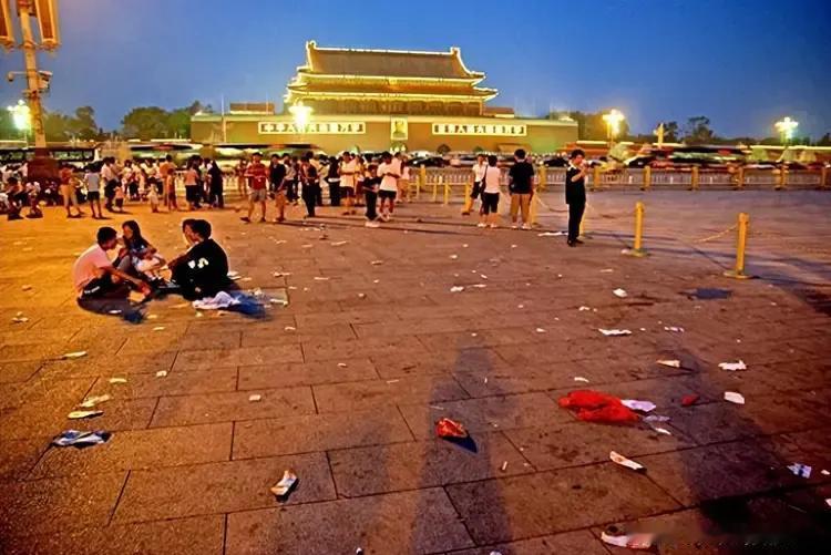 升旗仪式结束后，天安门广场垃圾遍地

        有视频显示，升旗仪式结束后