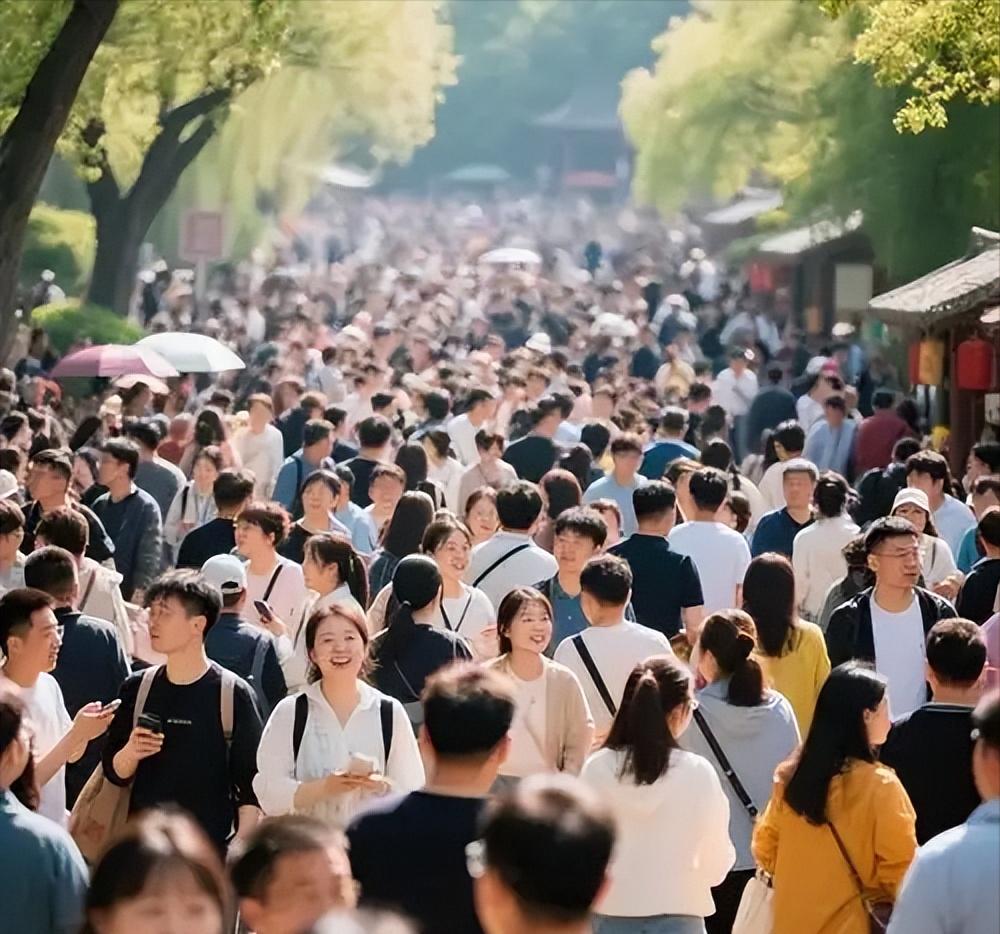 中国人明显变了，五一假期将至，国内出现两个变化，很反常！

第一，咱们买票出门的