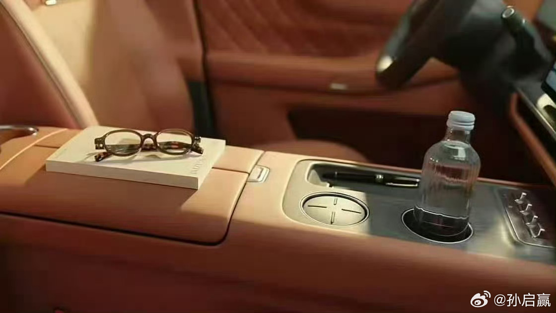 杯架在同侧的案例不少，虽然各家有各家的思考，但是同侧真的不如左右对称。我真遇到过