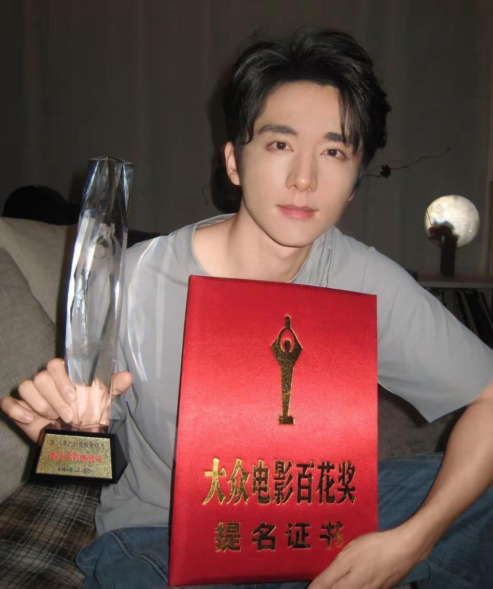 素颜 安安静静的坐在那里捧着证书和奖杯 好像是在告诉我们别担心 他很好❤️哥哥 
