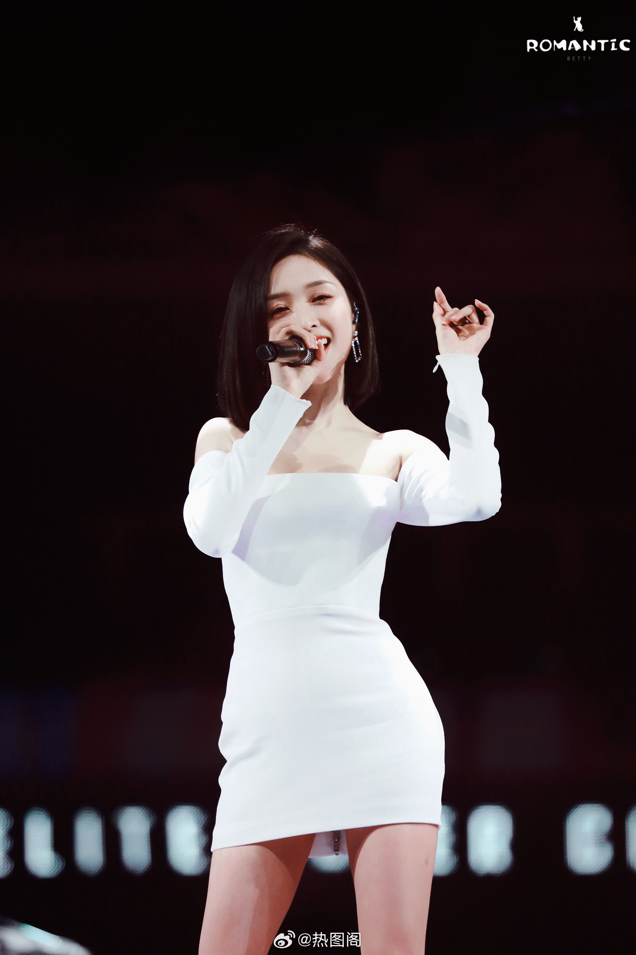 吴宣仪  白裙落雪，红唇藏锋，这一枪，正中我心。 热图阁公众号 