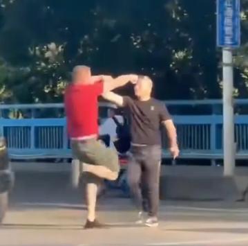 云南，一外国男子在大街上与一中国男子发生争执，不料这位外国男子竟跳起来三尺高，双