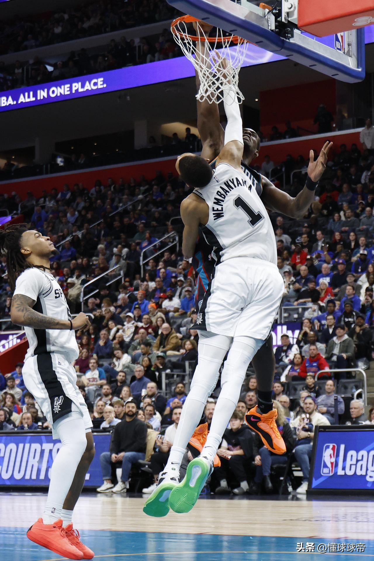 东部第一中锋，杜伦爆砍33分16篮板比肩文班鲨鱼!

在今天活塞与骑士的东部霸主