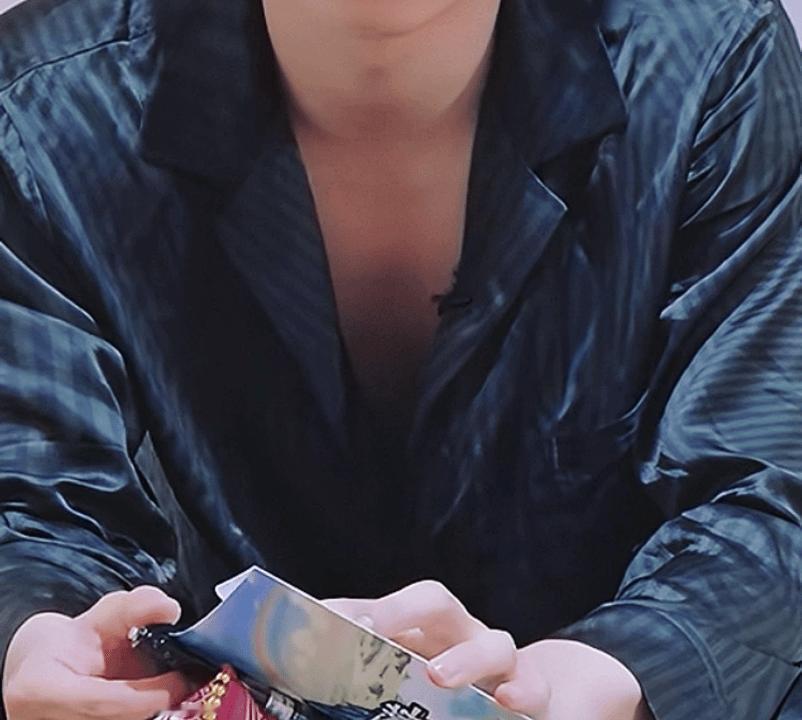 真丝睡衣搭配胸肌沟完全人夫daddy…. 