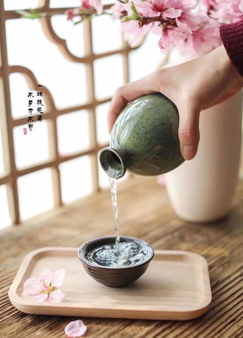 上联：浅酌花词杯已醉，
下联：漫吟诗句笔生香，
下联：闲研松墨意方浓。