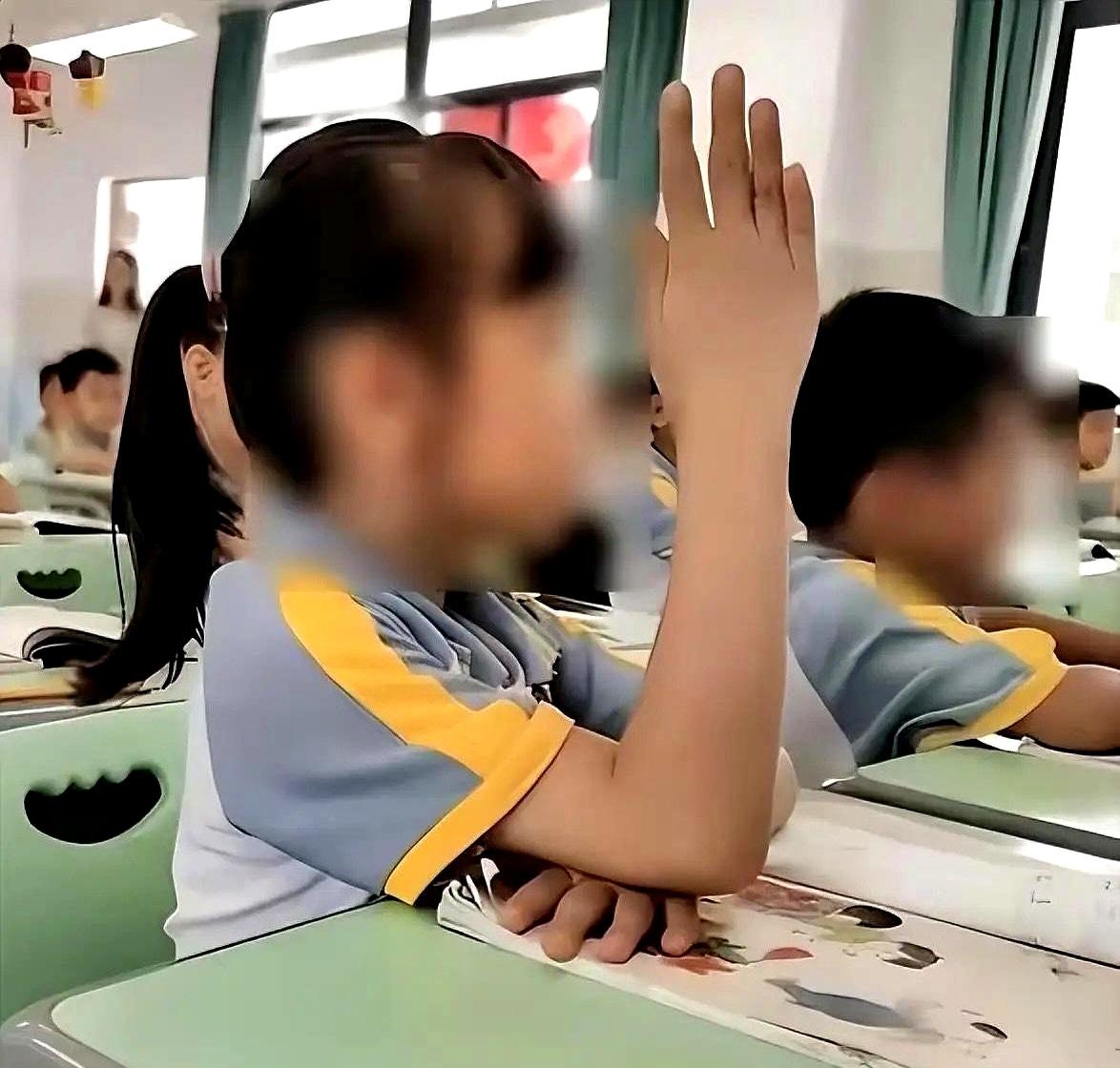 你说这孩子上课举手是为了回答问题吗？
其实他是想请假！
河南这小学生突然站起来，