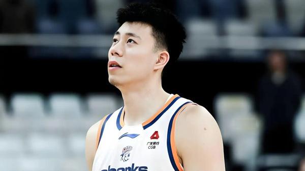 张镇麟加盟上海首赛季即夺冠 6月5日，张镇麟随上海男篮在CBA总决赛G5以103