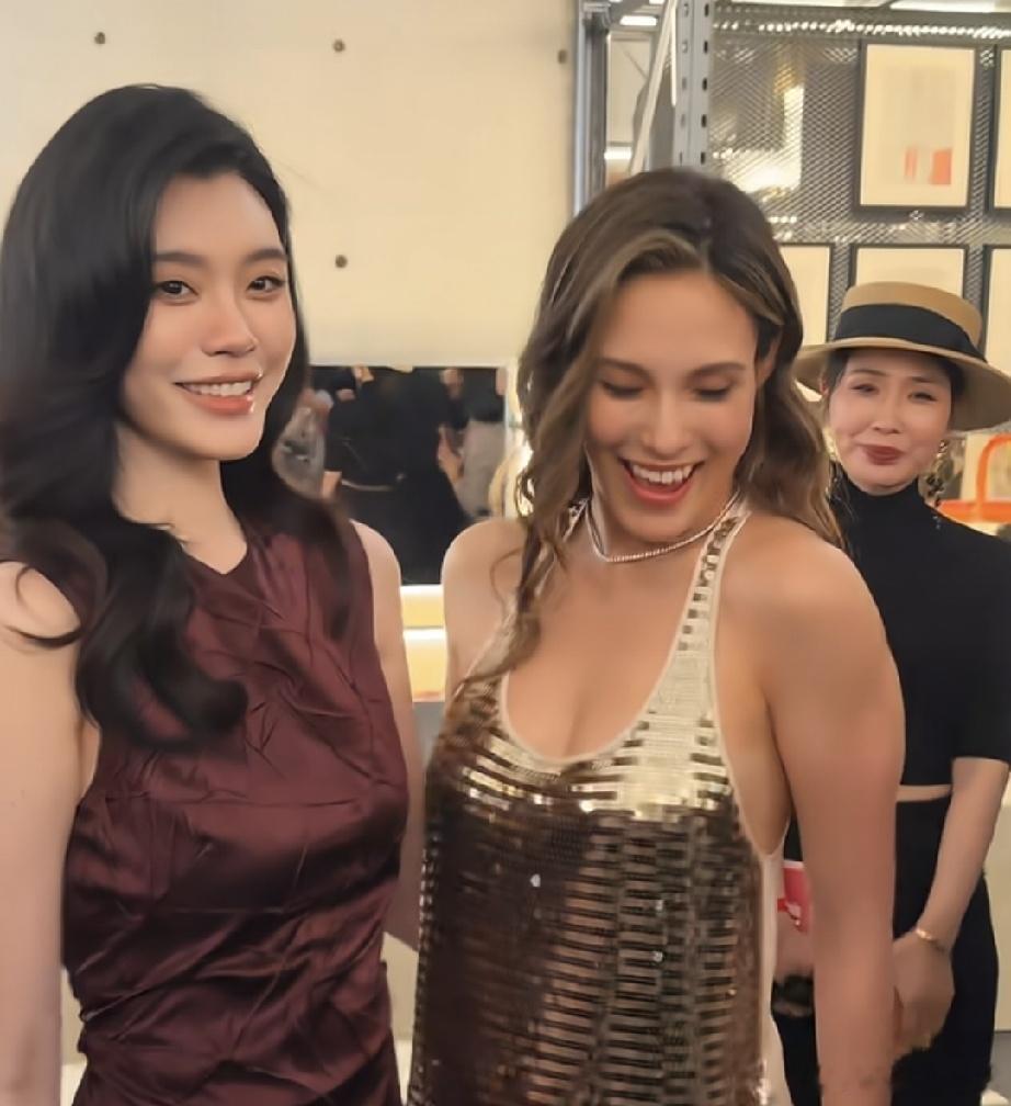左边奚梦瑶，右边谷爱凌 讲句实话 如果仔细看这张合照，两个人站在一起的感觉真的很