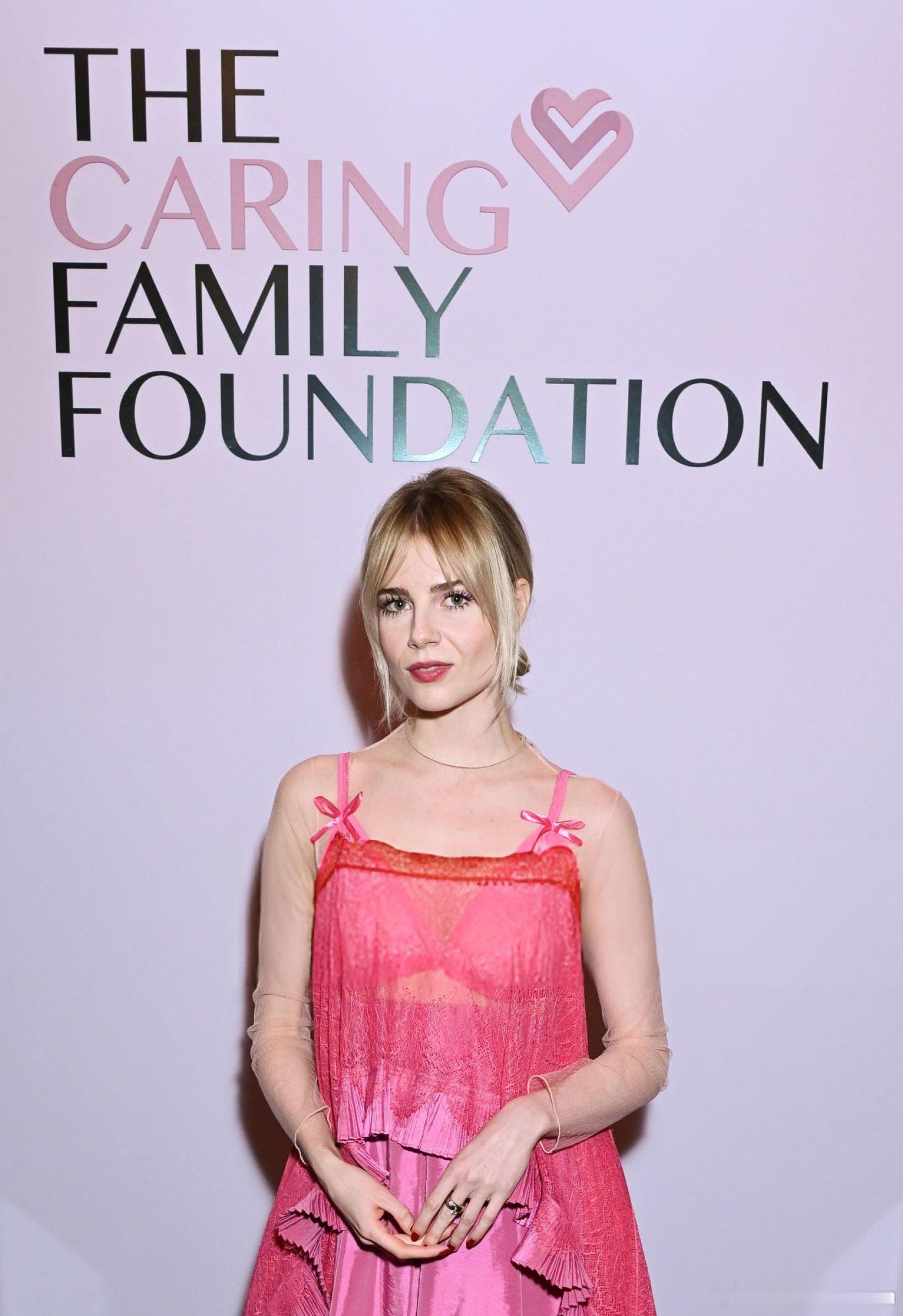 lucy boynton露西宝通在伦敦出席了另一场The Caring Fami