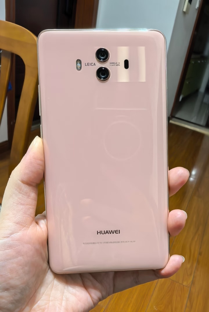 余承东猛批团队设计不高级 说的倒是也没毛病，当然也并不是华为的设计不好，而是某些