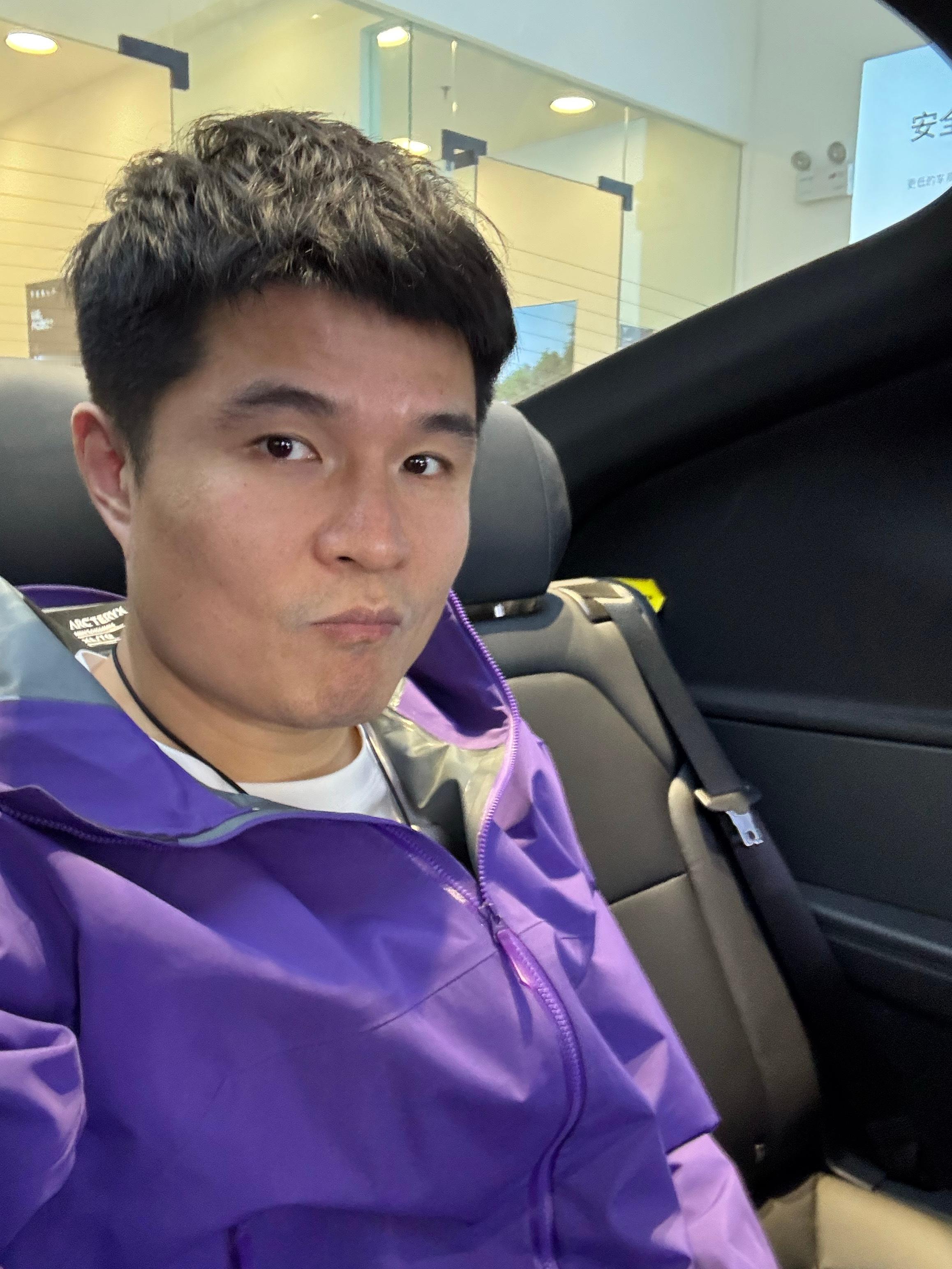 哇，特斯拉YL有个第三排，对仅仅是有个第三排，别的就没啥了[笑cry]。 ​​​