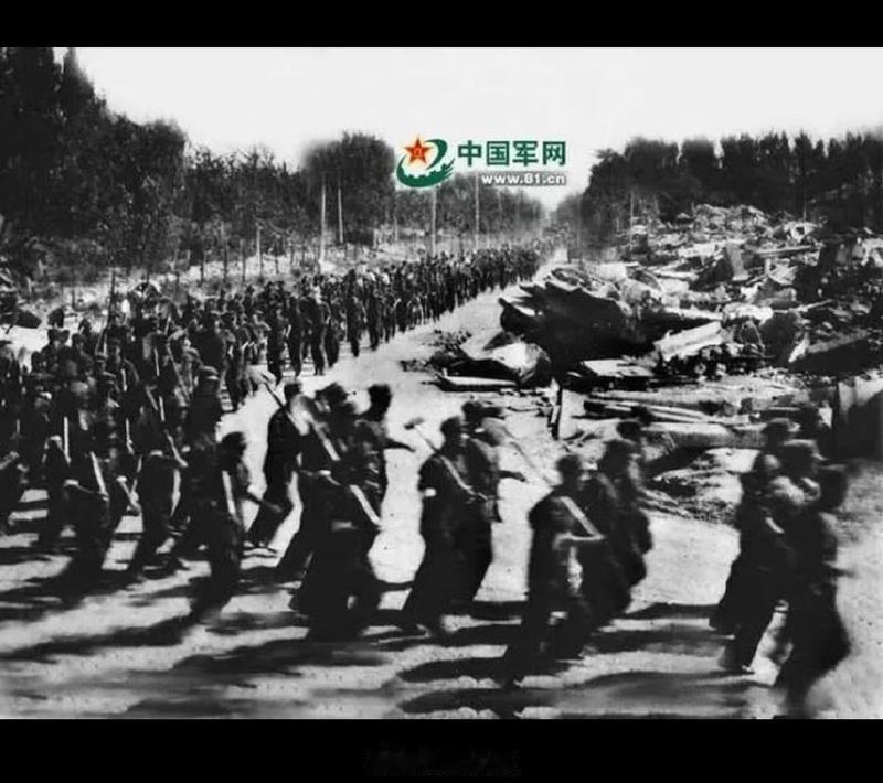 五十年前，英雄的人民子弟兵火速赶赴唐山抗震救灾现场！