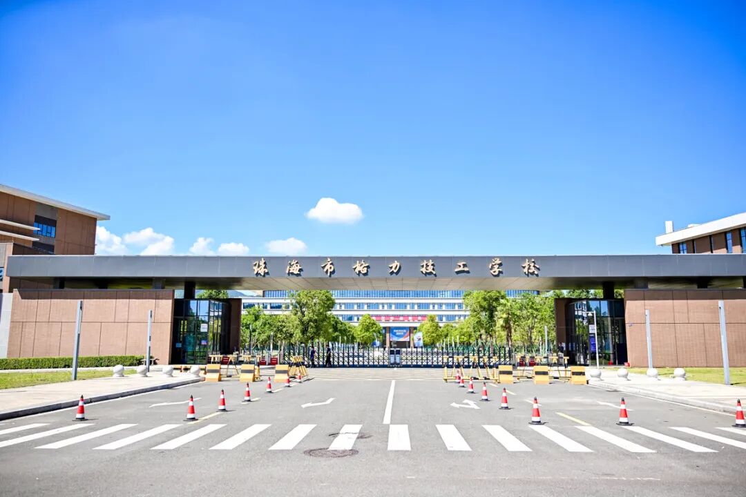 格力技校开学第一课，校长董明珠现身授课，称希望有人15年后可以“坐上她这个位置”；超600名学生入学